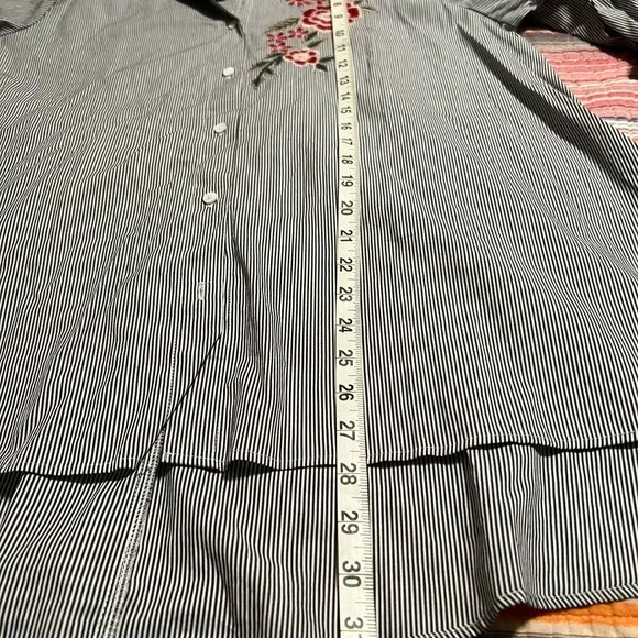 Walter Baker Myron Tunic‎ Black White Pinstripe Embroidered Floral Shirt M - Picture 8 of 8